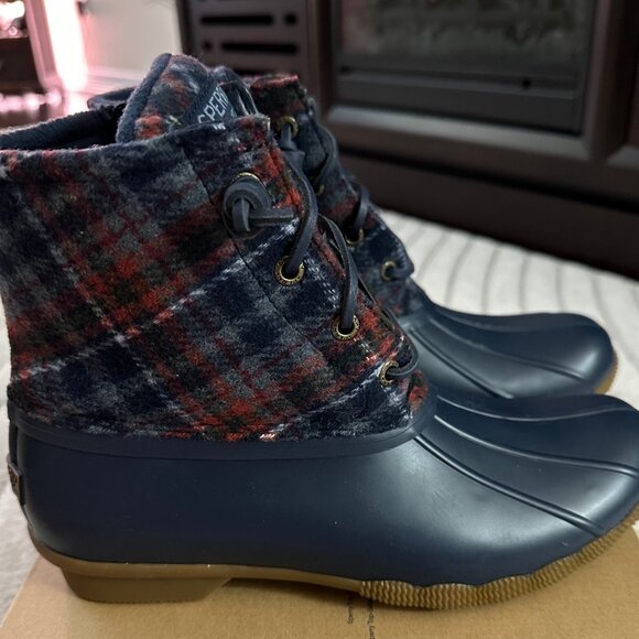 BNIB Sperry Saltwater Plaid/Navy Size 8 - Picture 1 of 6